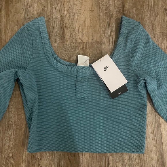 nike crop top - Picture 2 of 3